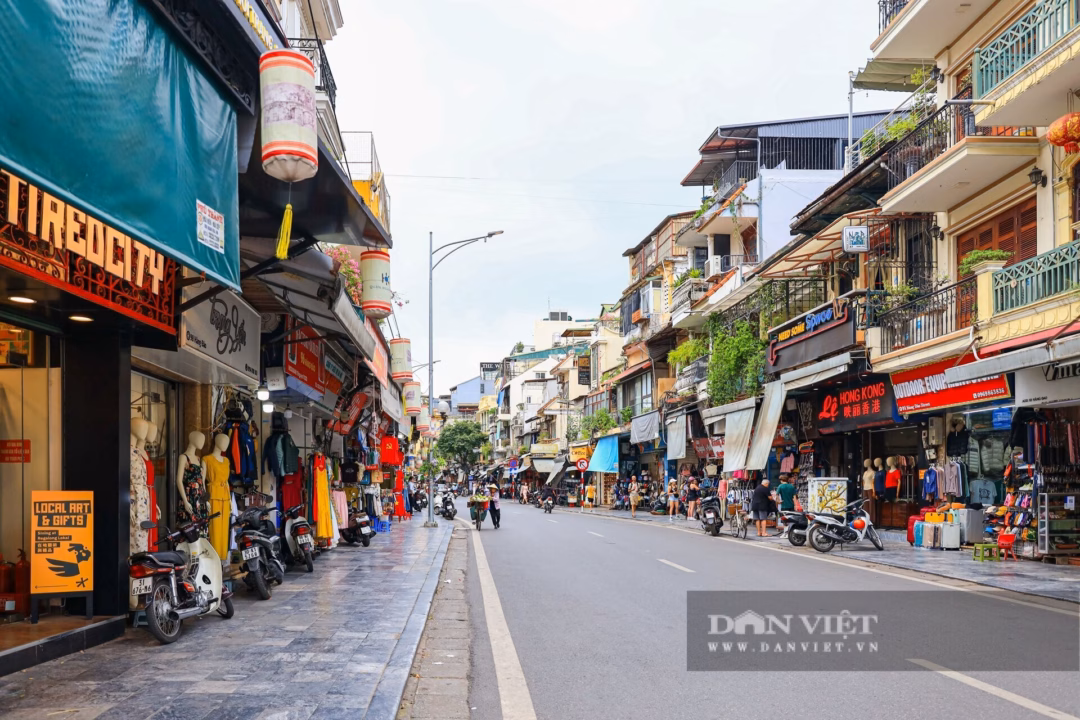 Phố cổ Hà Nội nhộn nhịp trở lại khi loạt cửa hàng thời trang mở cửa Cảnh tắc đường dài hàng cây số trên đường Vành đai 3 vào lúc nửa đêm