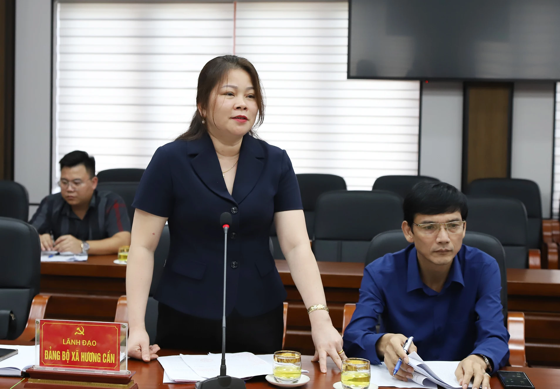 Bí thư Đảng ủy xã Hương Cần báo cáo một số nội dung công tác chuẩn bị Đại hội Đảng bộ xã.