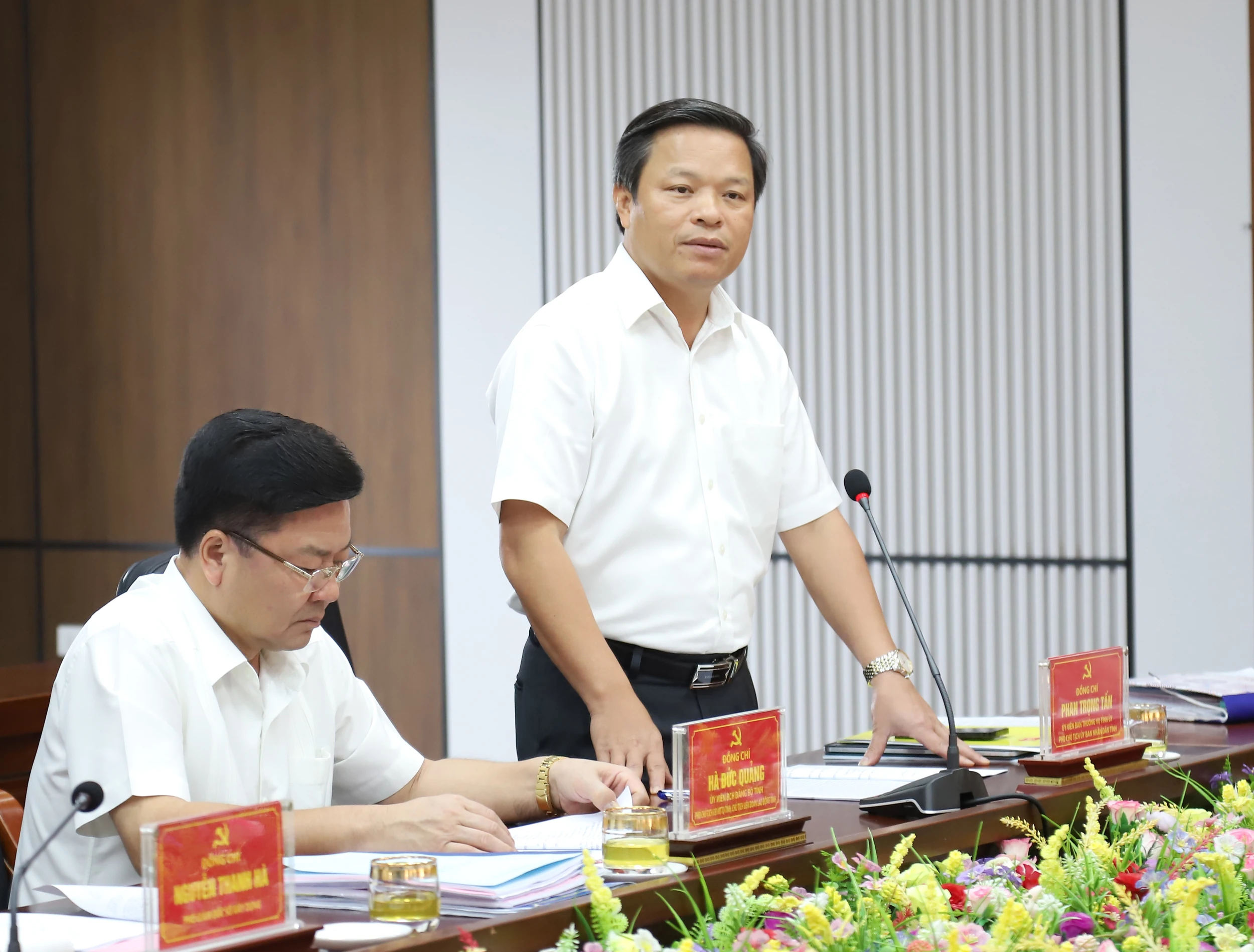 Phó Chủ tịch UBND tỉnh Phan Trọng Tấn cho ý kiến vào các dự thảo văn kiện Đại hội.