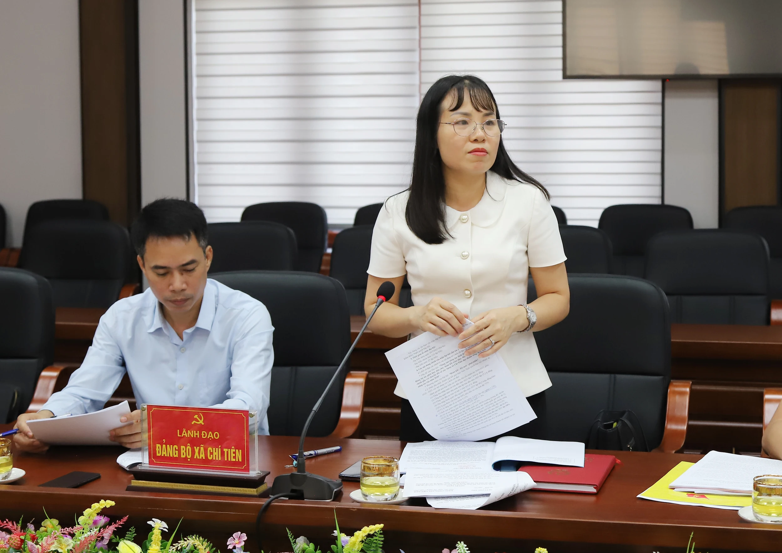 Bí thư Đảng ủy xã Chí Tiên báo cáo một số nội dung công tác chuẩn bị Đại hội Đảng bộ xã.
