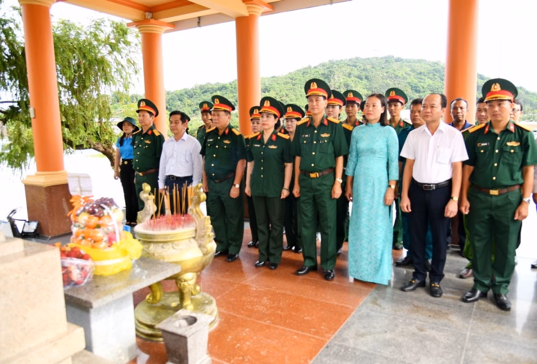 Quân khu 9 tặng quà cho gia đình chính sách tại An Giang Đoàn công tác dâng hương dâng hương, dâng hoa mộ liệt sĩ, anh hùng lực lượng vũ trang nhân dân Phan Thị Ràng