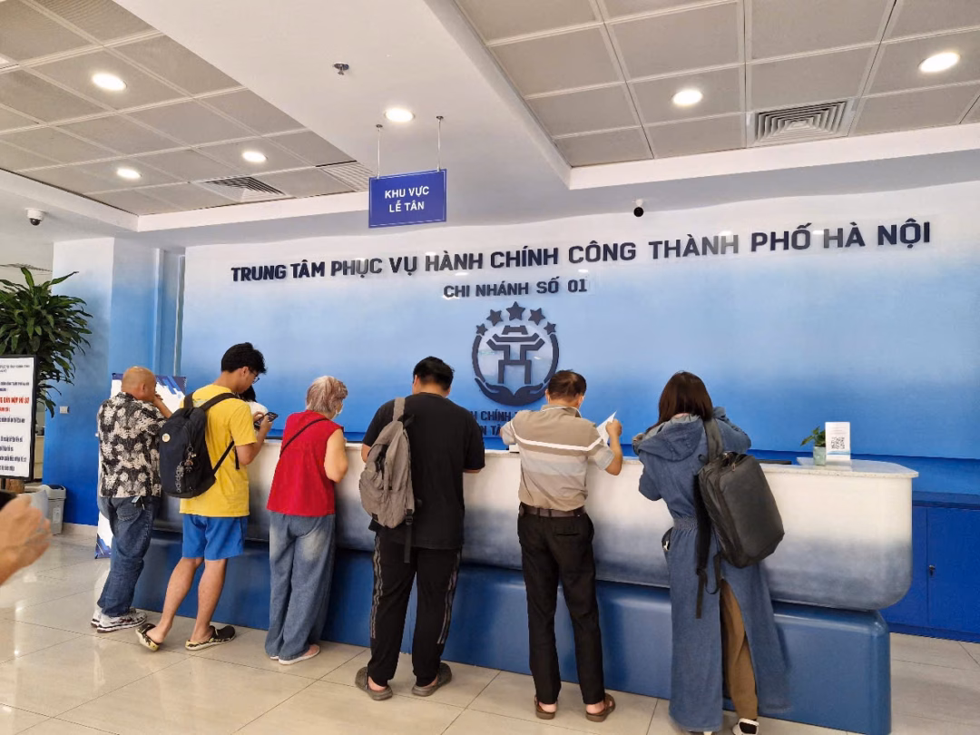 Quản lý đất đai ở cấp xã: Cải cách phân quyền, nâng cao hiệu quả Cùng với chính quyền đô thị hai cấp, Hà Nội đã triển khai Trung tâm Phục vụ hành chính công tại 30 chi nhánh và 126 xã, phường mới phục vụ người dân, doanh nghiệp (Ảnh: Đình Khương).