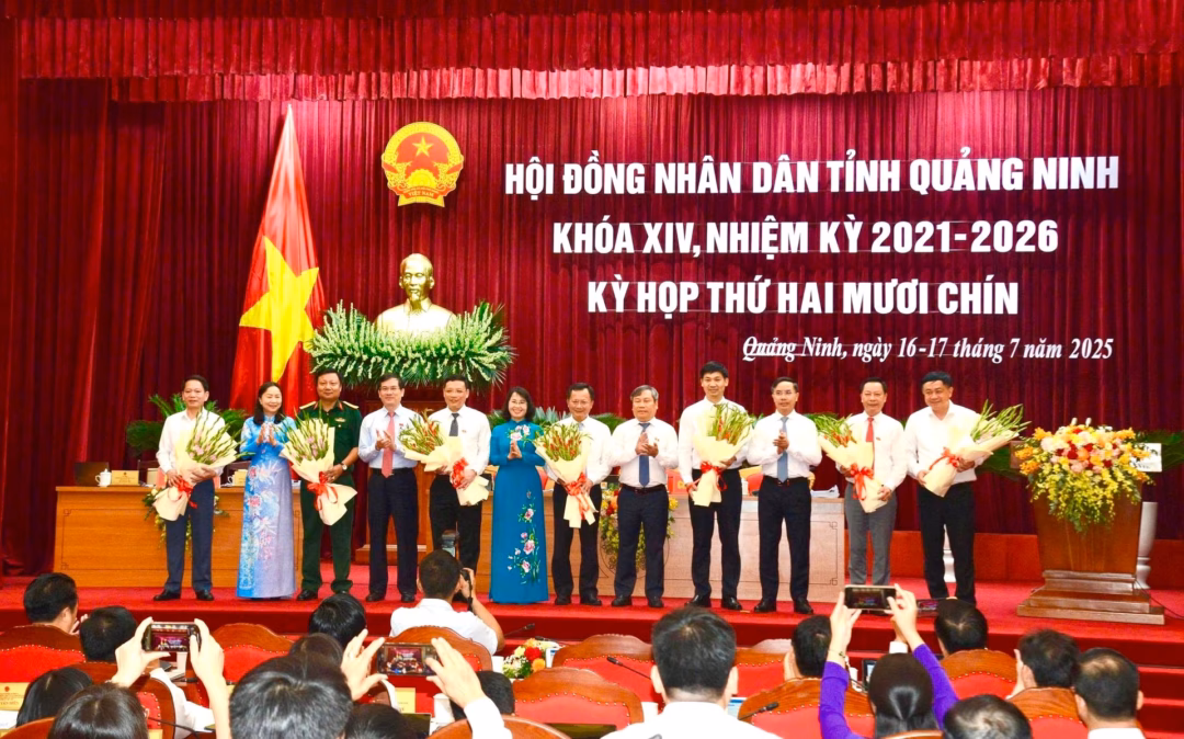 Các đồng chí Thường trực Tỉnh ủy, HĐND, UBND tỉnh tặng hoa chúc mừng các đồng chí được bầu đảm nhận vị trí công tác mới.