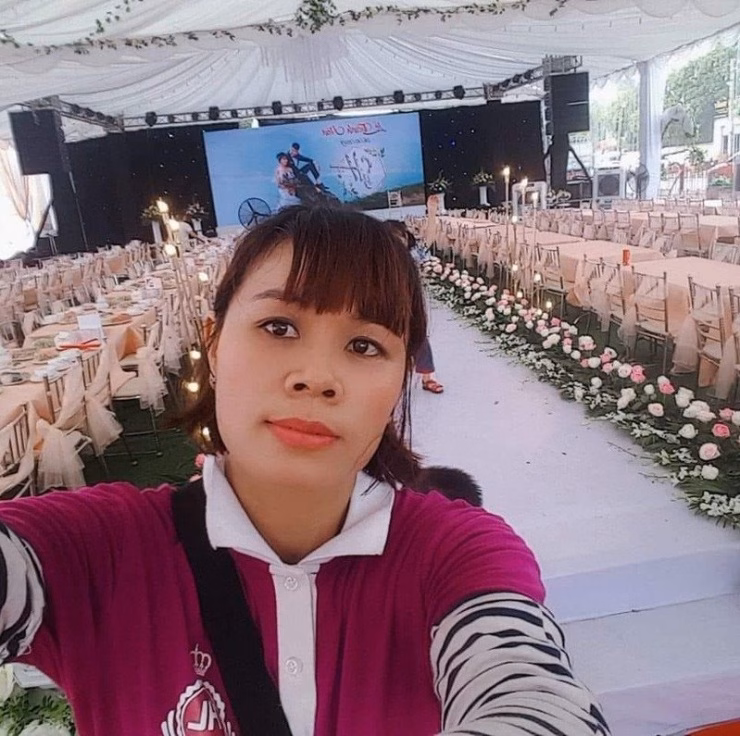 Rạp cưới bị cơn dông lốc tàn phá, cô dâu khóc trước thiêt hại nặng nề Trong 10 năm làm nghề, chị Hoa chưa từng gặp sự cố nào lớn như vậy