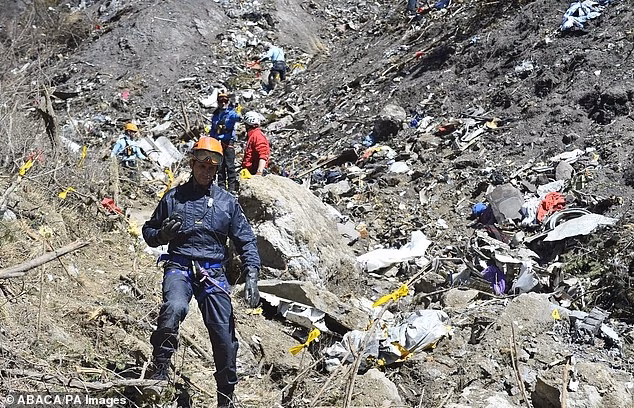 Lực lượng cứu hộ tìm kiếm thi thể tại khu vực rơi máy bay Germanwings, ngày 26/3/2015. (Ảnh: ABACA/PA)