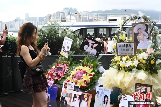 Sao Hàn nổi tiếng: Ha Ji Won thanh lịch, tình tứ bên tài tử, sao nhí SPICA cưới chồng và HH Hong Kong tăng cân 18/7 là kỷ niệm 43 năm ngày ra mắt của Mai Diễm Phương. Vào ngày này, rất nhiều người hâm mộ đã đến đặt hoa và tưởng niệm trước tượng đồng cố diễn viên trên Đại lộ Ngôi sao ở Tsim Sha Tsui. Ảnh: