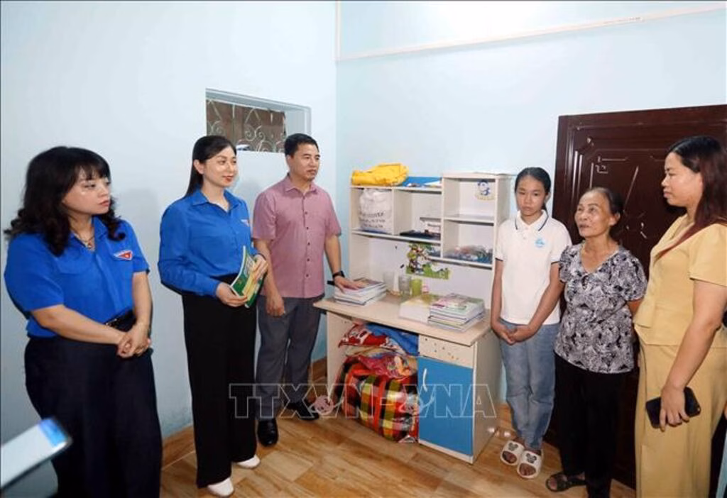 Lãnh đạo Tỉnh đoàn, Hội Liên hiệp Thanh niên Việt Nam tỉnh Sơn La, phường Chiềng Sinh và nhà tài trợ thăm hỏi, động viên gia đình em Vũ Linh Chi.
