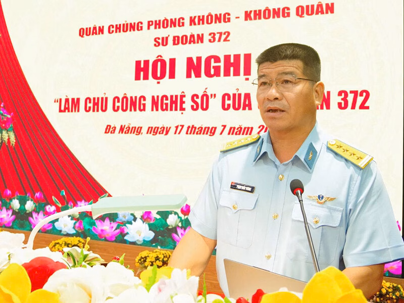 Sư đoàn 372: Nâng cao nhận thức về chuyển đổi số và an toàn thông tin Thiếu tá Nguyễn Cảnh Công - Phó Cụm trưởng Cụm 33, Trung tâm 386, Bộ Tư lệnh 86 giới thiệu chuyên đề bảo đảm an toàn thông tin, an ninh mạng trong chuyển đổi số.