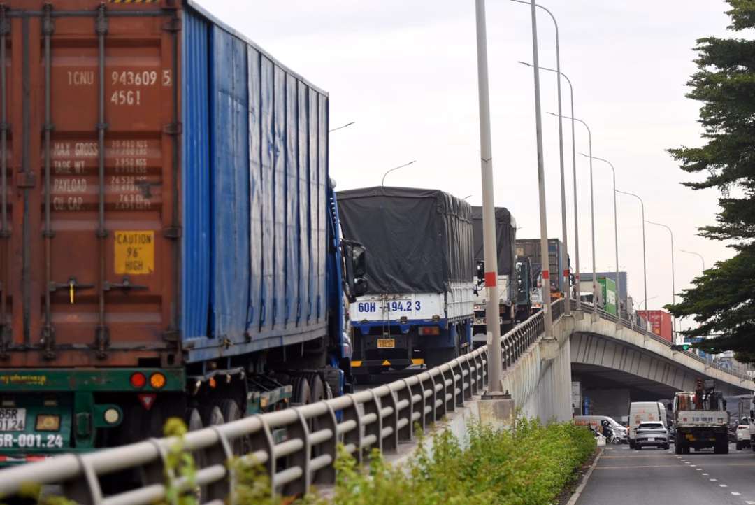 Xe tải, xe container hạng nặng nhích từng chút một trên cầu vượt ngã tư Vũng Tàu