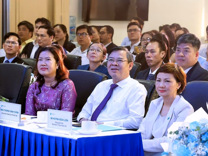Bà Huỳnh Bích Liên, tổng giám đốc Tập đoàn y khoa Hoàn Mỹ (ngoài cùng bên phải) cùng các vị quan khách tham dự lễ công bố hệ thống hồ sơ bệnh án điện tử sáng 10-7 - Ảnh: H.M.