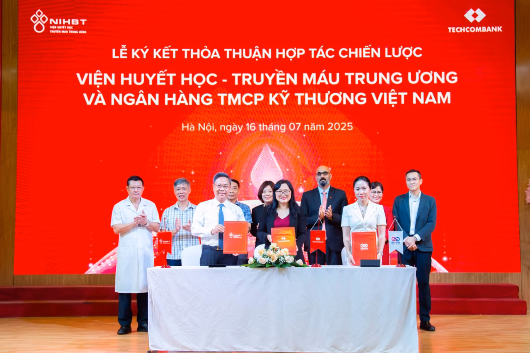 Techcombank hỗ trợ Viện Huyết học chuyển đổi số bằng giải pháp công nghệ toàn diện PGS.TS. Nguyễn Hà Thanh, Viện trưởng Viện Huyết học – Truyền máu Trung ương và bà Phan Thị Hải Yến, Giám đốc cao cấp Quản lý Quan hệ Khách hàng Tập đoàn, Khối Khách hàng Doanh nghiệp và Định chế tài chính Techcombank cùng đối tác ký thoả thuận hợp tác