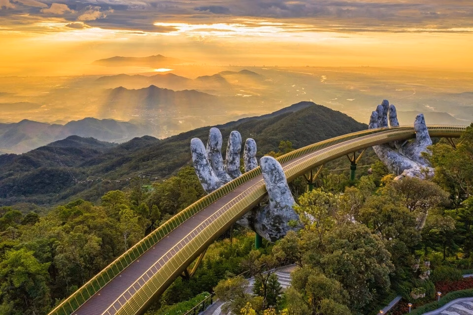 Thái Lan lo mất khách du lịch vì Việt Nam đầu tư mạnh hạ tầng Du khách chụp ảnh tại phố đi bộ Nguyễn Huệ, TP.HCM. Ảnh: Linh Huỳnh.