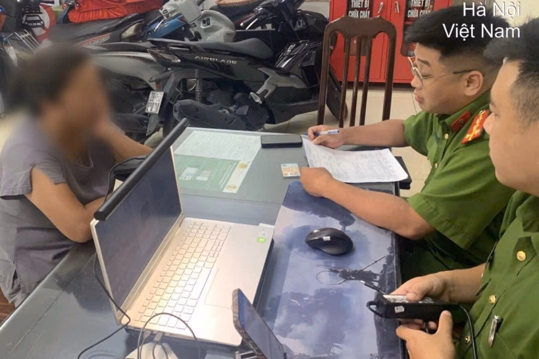 Thu tiền trông xe trái phép, một phụ nữ sắp bị phạt 15 triệu đồng Khu vực tài xế đỗ ô tô (Ảnh: O.F.).