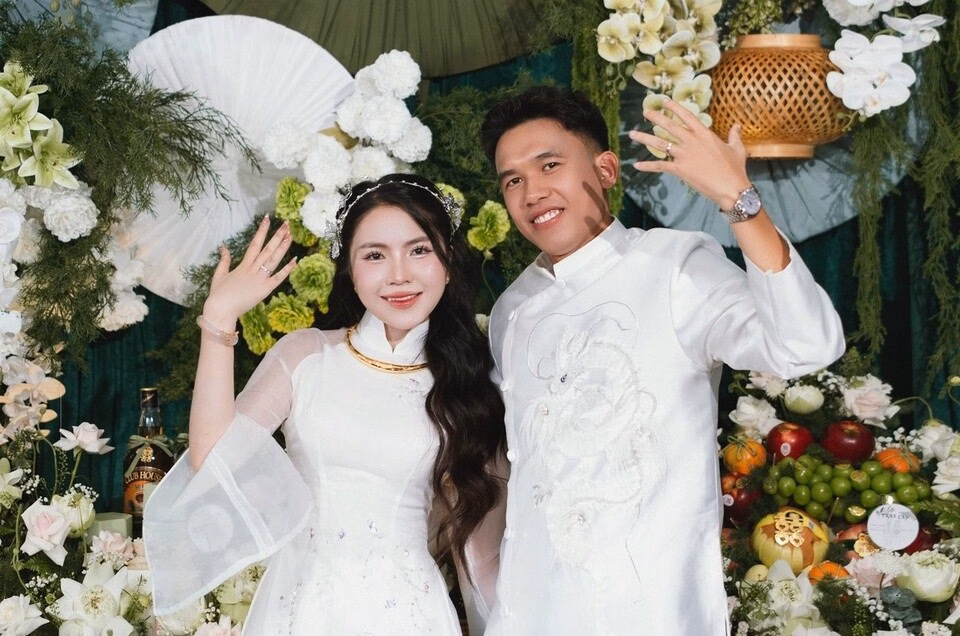 Tiền vệ ĐT Việt Nam tổ chức lễ ăn hỏi với bạn gái từ thời tuổi teen Louis Pham gay tranh cai khi up mo muon tro lai doi tuyen quoc gia hinh anh