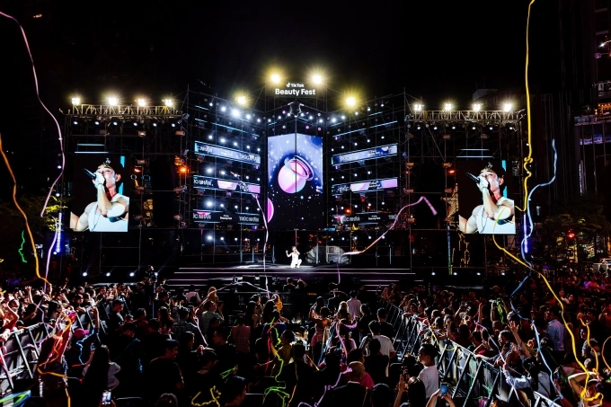 TikTok ra mắt không gian trải nghiệm làm đẹp trong TikTok Beauty Fest 2025 tại Việt Nam Bữa tiệc âm nhạc nhiều màu sắc tại TikTok Beauty Fest 2025. Ảnh: TikTok Shop