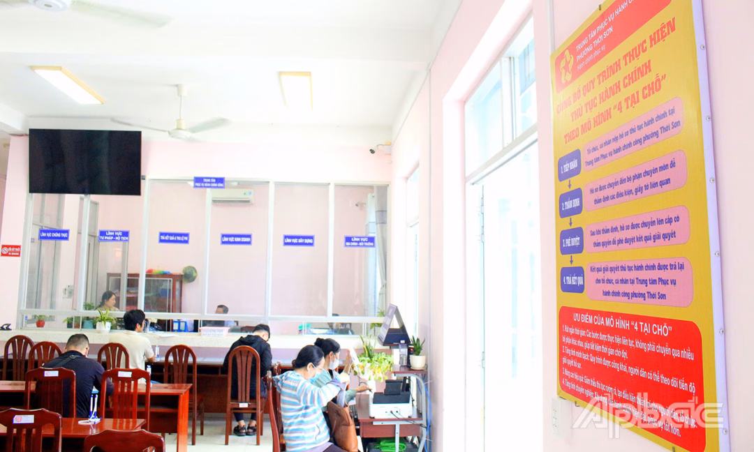 Tỉnh Đồng Tháp đẩy mạnh chuyển đổi số để xây dựng hành chính hiện đại Nhân viên hỗ trợ người dân đăng ký, đăng nhập nộp hồ sơ dịch vụ công trực tuyến tại Trung tâm Phục vụ hành chính công phường Thới Sơn.