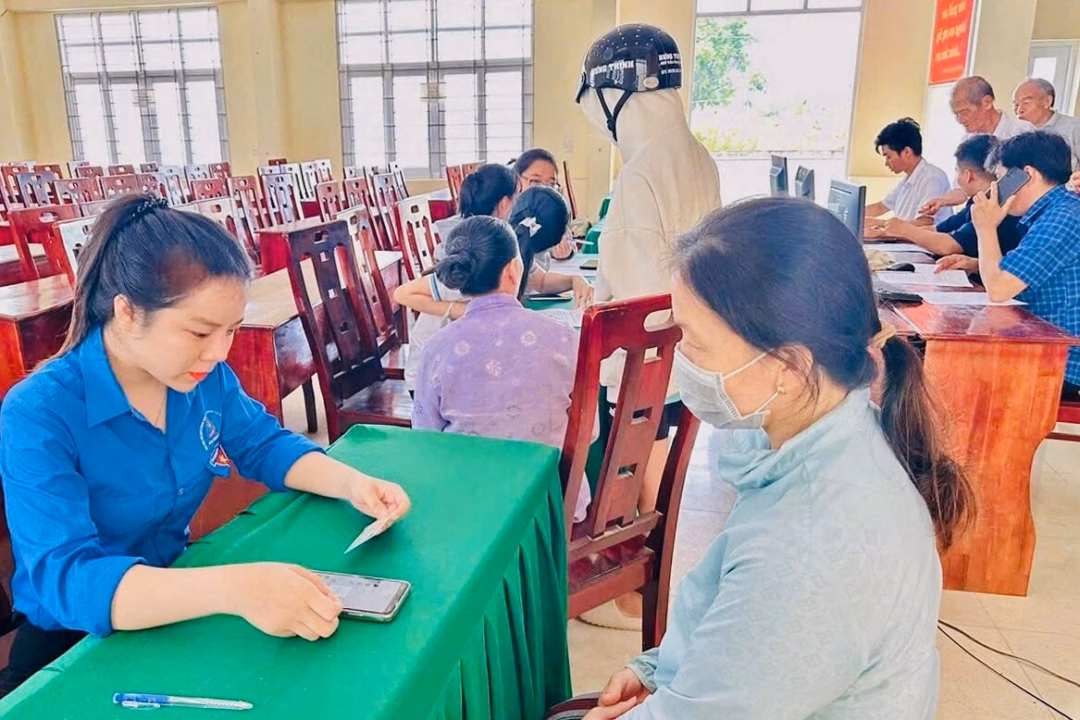 Tổ ứng cứu hỗ trợ giải quyết thủ tục hành chính ở Hàm Kiệm hoạt động từ 19/7 Nhiều đối tượng là người già, khó khăn được hỗ trợ thủ tục hành chính