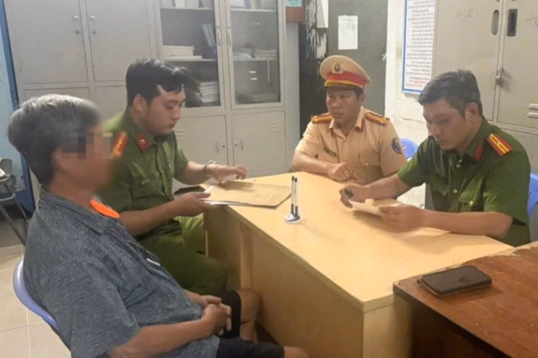 TP HCM: Xác minh người đàn ông ‘bắn tốc độ’ bằng sơn trên đường Lê Quang Đạo Camera ghi lại cảnh ông T. điều khiển phương tiện đi phun sơn xuống mặt đường (Ảnh: Lam Giang).