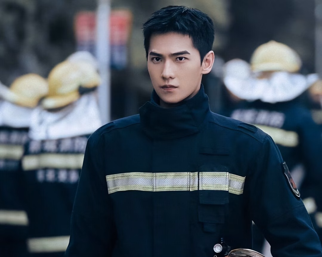 Tư thế đứng của bạn hé lộ điều gì về tính cách? Tâm lý học ‘đọc vị’ dáng đứng: Người đứng thẳng thường tự tin, người hay ngả đầu ra sau thì ngang ngạnh- Ảnh 2.