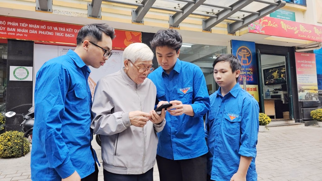Tuổi trẻ Thủ đô thắp lên ngọn lửa tri thức trong thời kỳ số Thanh niên trở thành lực lượng nòng cốt góp phần hỗ trợ người lớn tuổi tiếp cận số hóa nhanh hơn