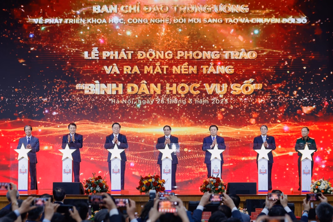 Tuổi trẻ Thủ đô thắp lên ngọn lửa tri thức trong thời kỳ số Các bạn trẻ phường Cầu Giấy hỗ trợ người cao tuổi thực hiện dịch vụ công.