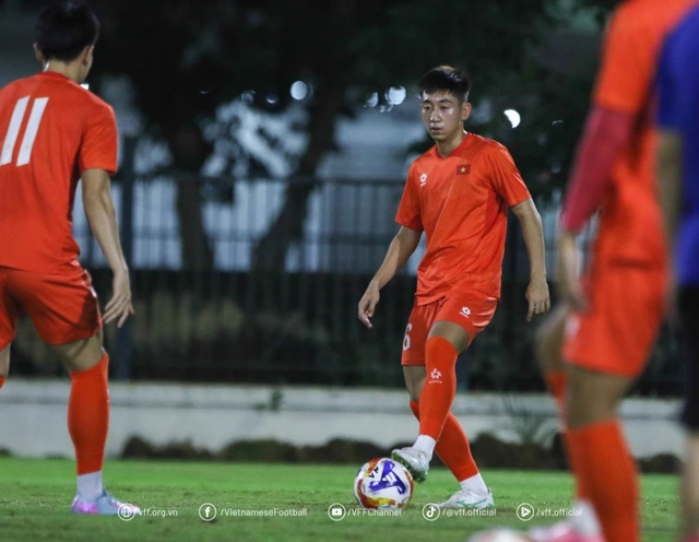 Trung vệ Nguyễn Nhật Minh