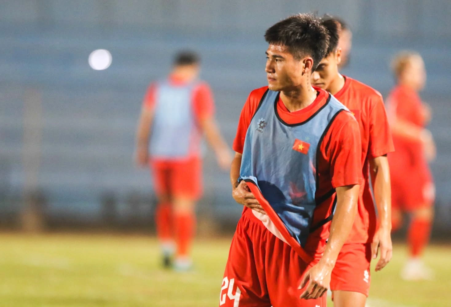 U.23 Việt Nam sẵn sàng đấu U.23 Lào, HLV Kim Sang-sik kỳ vọng chiến thắng Chia sẻ với truyền thông trước buổi tập ngày 17.7, tiền vệ Nguyễn Phi Hoàng – một trong những cầu thủ từng góp mặt trong đội hình U.23 Việt Nam vô địch U23 Đông Nam Á 2023 – cho biết: “Đây là lần thứ hai tôi dự giải và mỗi lần tập trung, tôi đều đặt mục tiêu hướng đến chức vô địch. Lần thứ hai cũng giống như lần đầu, tôi luôn hướng đến kết quả tốt nhất, quyết tâm mang cúp vô địch về cho người hâm mộ”