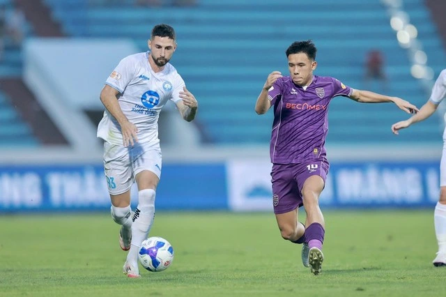 Kevin Phạm Ba (áo trắng) đã 31 tuổi, chỉ đá giải hạng thấp ở Pháp trước khi về Việt Nam