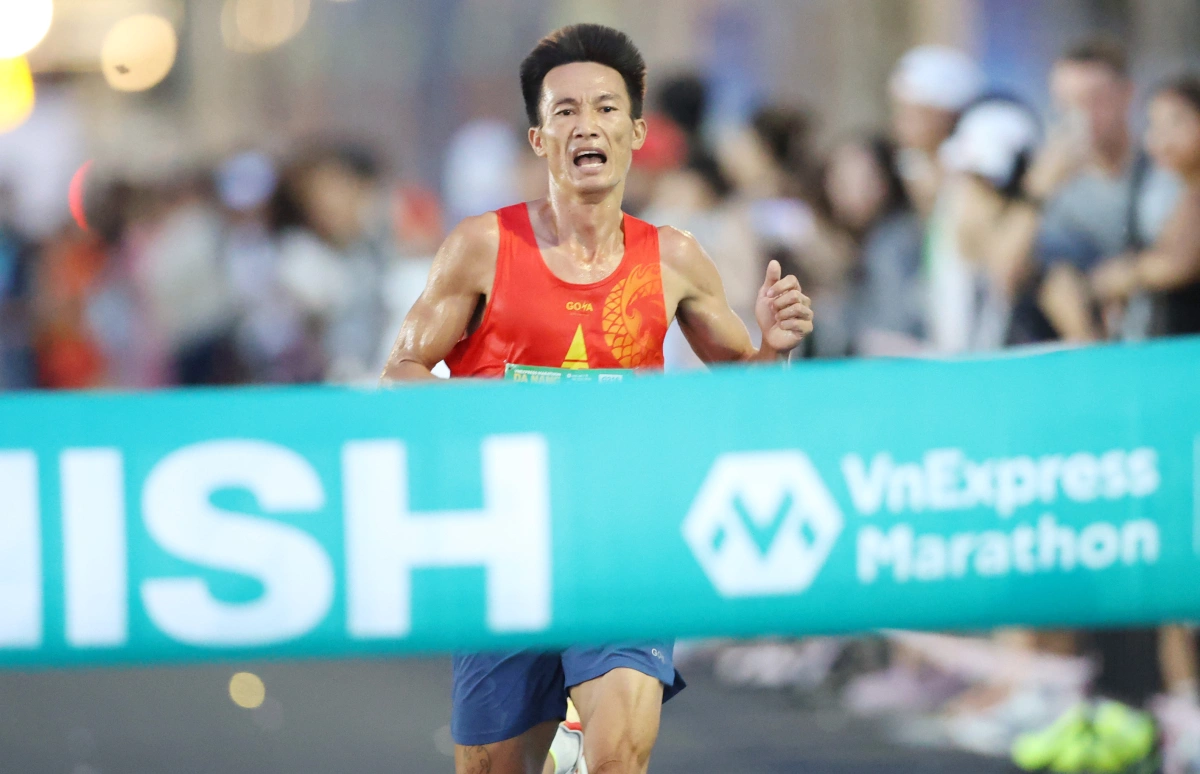 VĐV Huỳnh Anh Khôi vô địch VnExpress Marathon Đà Nẵng 42km