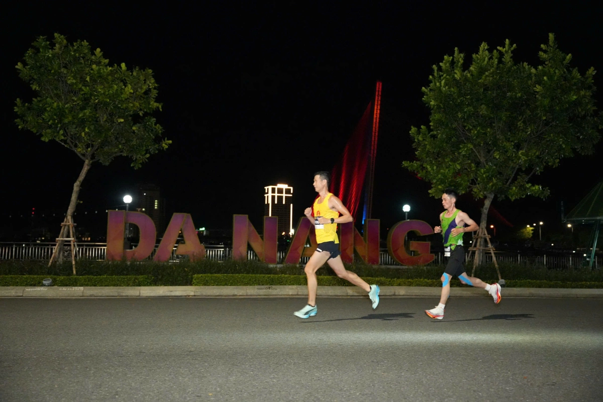 VĐV Huỳnh Anh Khôi vô địch VnExpress Marathon Đà Nẵng 42km Tuy nhiên, khi cách đích chỉ khoảng 2km, đối thủ Nhật Bản không duy trì được sự ổn định. Elite phong trào Đặng Anh Quyết tung nước rút, vượt Shohei Miyamoto. Kết quả, chân chạy Nhật Bản đạt thông số 2 tiếng 47 phút 50 giây, về sau Đan Quyết khoảng 1 phút.