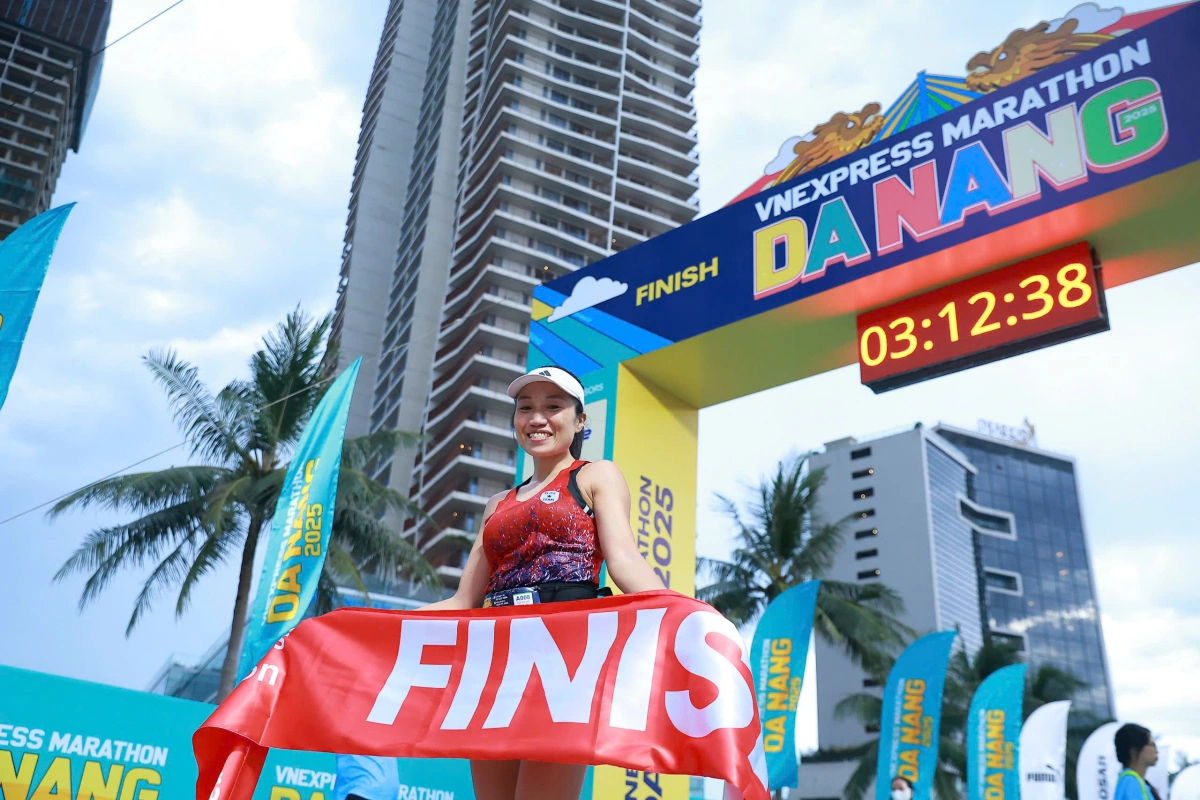 VĐV Huỳnh Anh Khôi vô địch VnExpress Marathon Đà Nẵng 42km Phía sau, Lê Thị Hà nắm lấy cơ hội về đích và giành ngôi vô địch. Phạm Thị Bình về thứ ba.