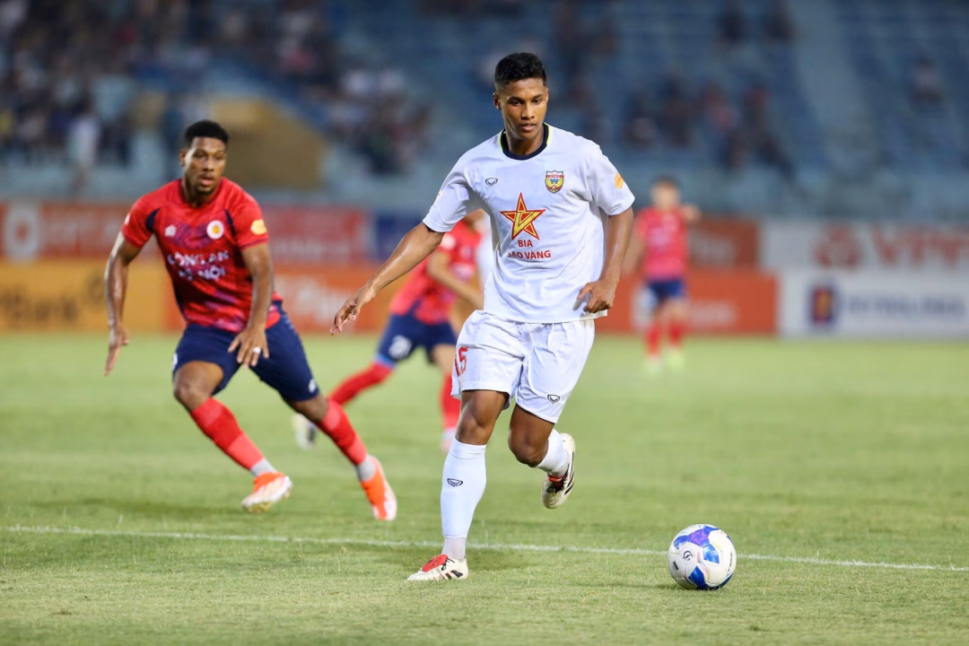 Việt kiều cao 1m78 ‘gây bão’ V.League 2 với pha đánh bại chuỗi trận bất bại đối thủ Adou Minh có cơ hội nhập tịch Việt Nam trong tương lai.