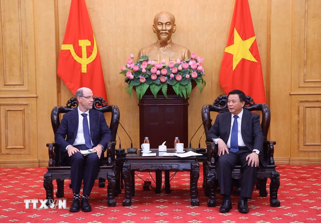 

Giáo sư-Tiến sỹ Nguyễn Xuân Thắng tặng cuốn sách của cố Tổng Bí thư Nguyễn Phú Trọng cho Phó Chủ tịch Tập đoàn Google, Phụ trách Quan hệ chính phủ và Chính sách công cho các thị trường mới nổi. (Ảnh: Văn Điệp/TTXVN)