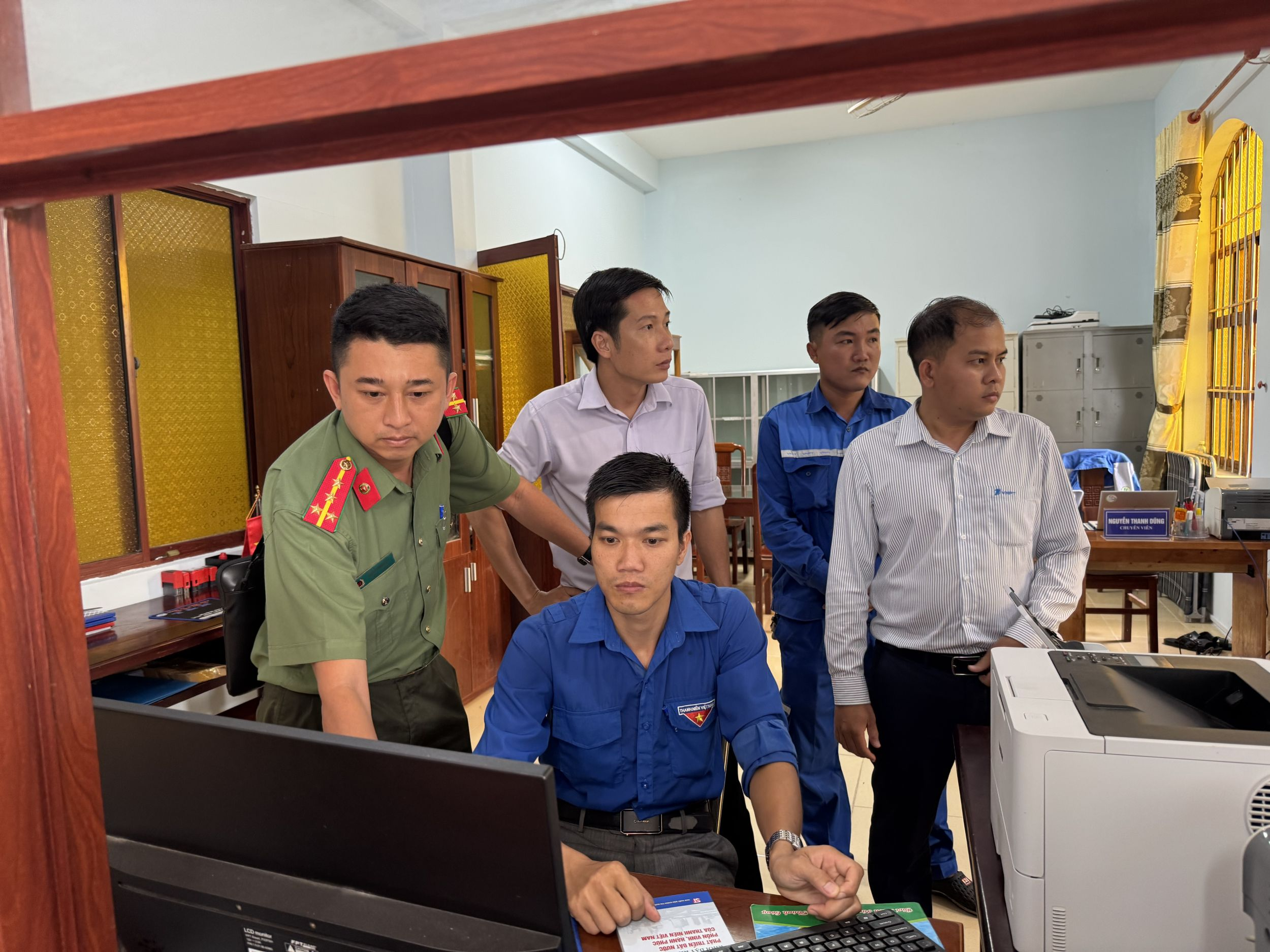 Xã khó giải quyết thủ tục hành chính vì thiếu trang thiết bị và công chức chuyên môn Cán bộ Phòng An ninh mạng và phòng, chống tội phạm sử dụng công nghệ cao (Công an TP Cần Thơ) kiểm tra an toàn, an ninh mạng tại UBND xã Phong Nẫm.