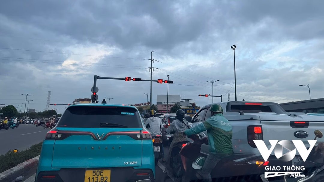 Chen lấn, tạt đầu là điều không hề hiếm gặp trên trục đại lộ Phạm Văn Đồng