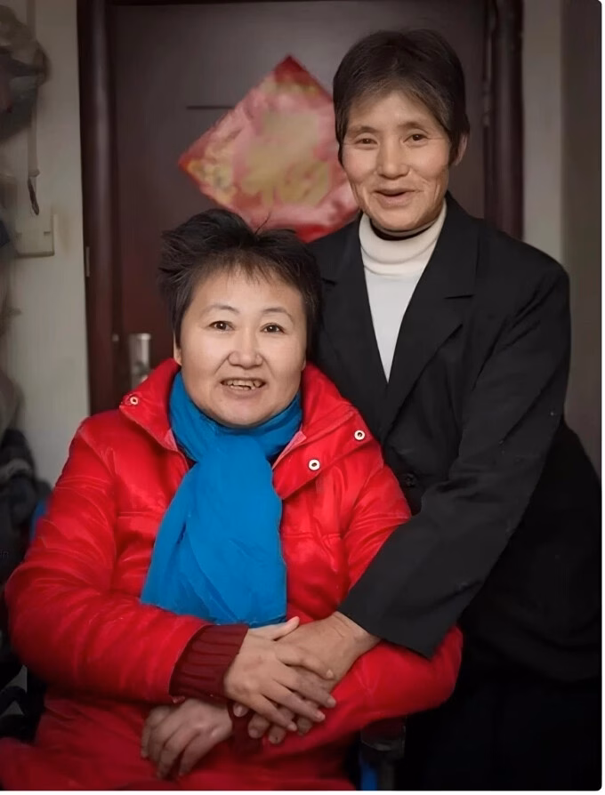 Xiang chăm sóc cho con gái nuôi khi con khi cô chưa được đưa vào trung tâm bảo trợ xã hội. Ảnh: