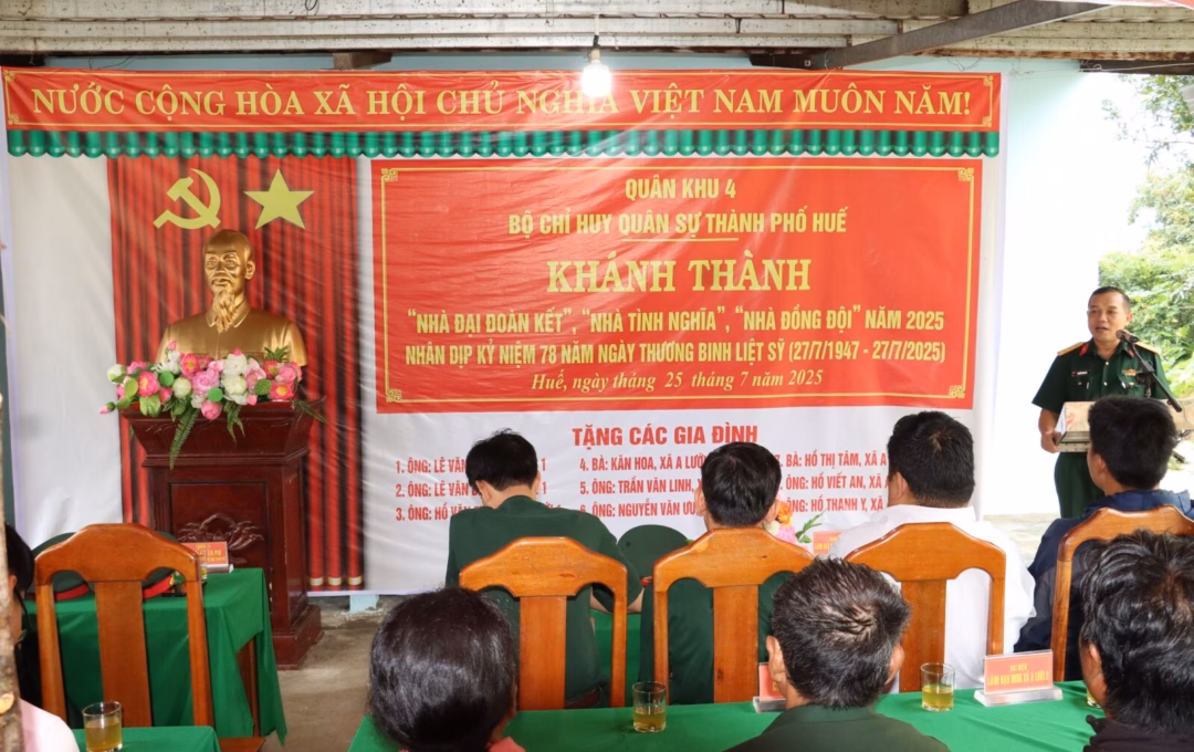 
Thượng tá Nguyễn Văn Piu, Phó Chủ nhiệm Chính trị Bộ CHQS thành phố và các đại biểu động viên, chúc mừng gia đình ông Lê Văn Rê ở xã A Lưới 1