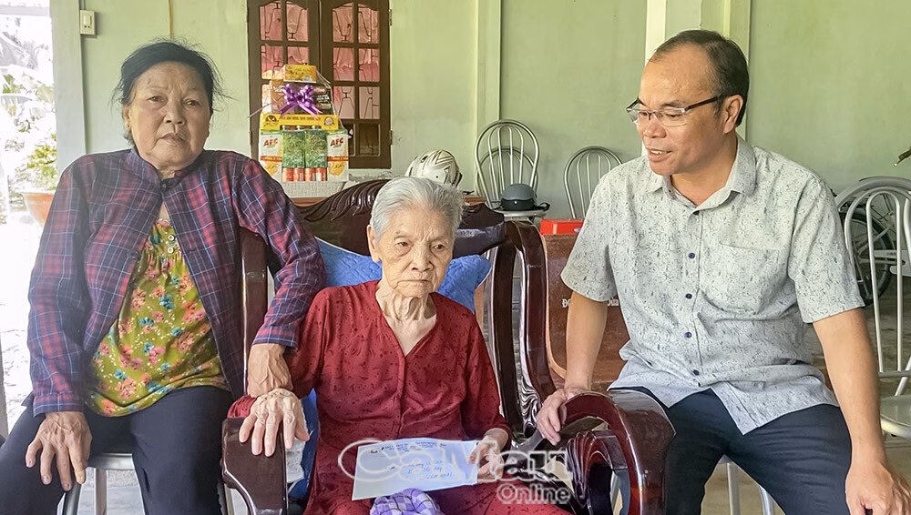Tổng Biên tập Báo và PT,TH Cà Mau Lâm Hồ Sỹ (bìa phải) và Phó Tổng biên tập Ngô Minh Toàn tặng quà nữ Anh hùng LLVT Nhân dân Phạm Thị Bay.