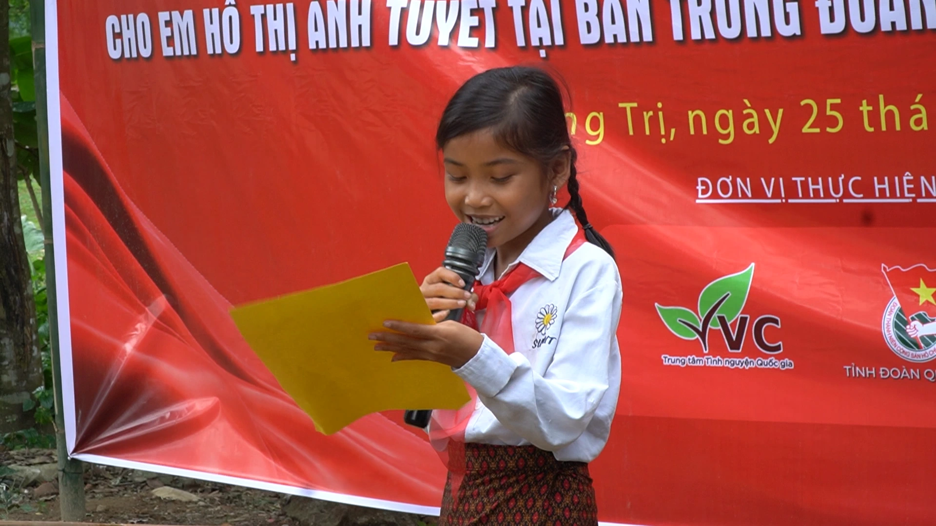 Cô bé lớp 3 đọc thư cảm ơn ngại ngùng trong lễ khởi công ngôi nhà hạnh phúc Đi đôi dép nhựa đã rách bươm, mặc một bộ quần áo cũ sờn, nhưng chiếc khăn quàng trên vai em Hồ Thị Ánh Tuyết vẫn đỏ thắm, mắt em vẫn đen tuyền long lanh bao hy vọng về một tương lai mới trong ngôi nhà hạnh phúc mới.