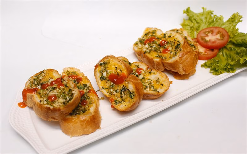 Bánh mì nướng bơ tỏi giòn rụm.