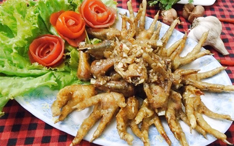 Chân gà chiên mắm tỏi.