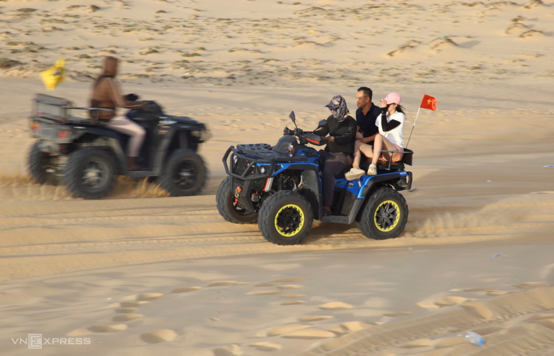 Để lên đồi, du khách có thể đi xe địa hình ATV qua quãng đường hơn 500 m. Giá vé xe và tiền thuê ván trượt 100.000 đồng/người. Du khách đi bộ thuê ván trượt 30.000 đồng.