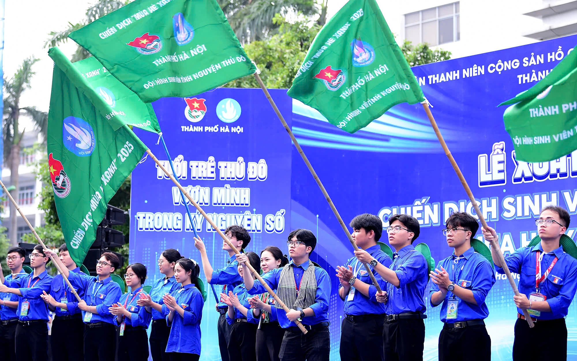 Hà Nội ra quân chiến dịch Mùa hè xanh 2025 tại 6 tỉnh Các đội hình tình nguyện hào hứng lên đường thực hiện chiến dịch Mùa hè xanh