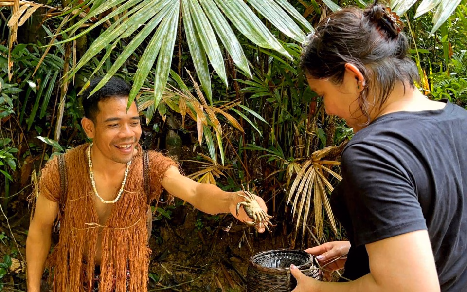 Khám phá ẩm thực miền cao tại A Lưới với những món ăn đặc sắc dân tộc Tà Ôi Anh Viên Đăng Phú thường xuyên dẫn du khách tham gia hoạt động vào rừng hái rau, hái lượm sản vật, lội suối bắt cá.