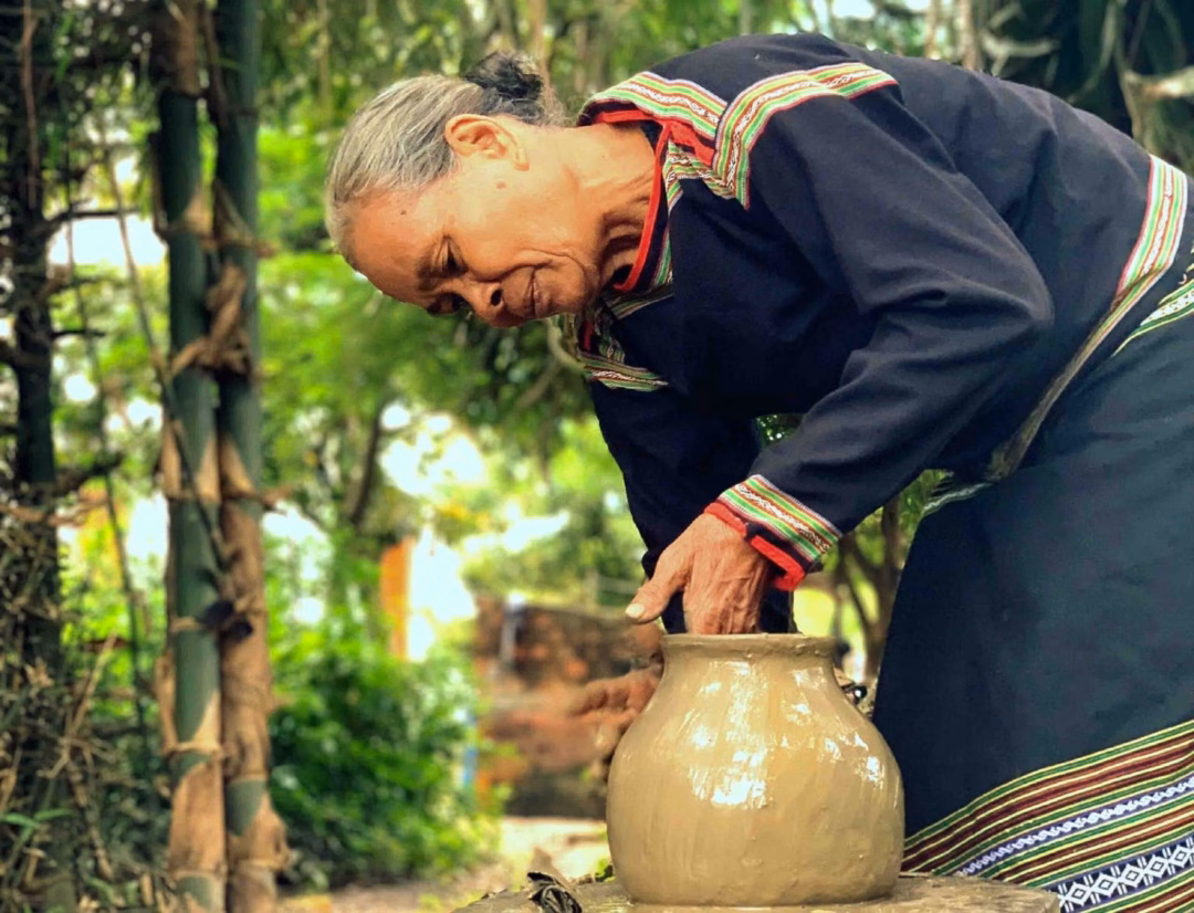 Gốm truyền thống của người M’nông Rlăm không sử dụng bàn xoay mà được tạo dáng hoàn toàn bằng tay. Ảnh: Tiêu Dao