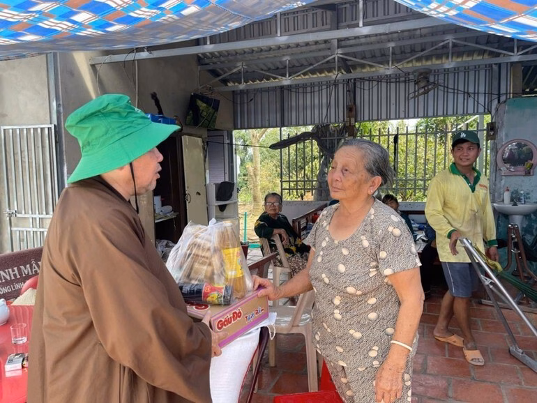 Thượng tọa Thích Chơn Trí trao quà, nhu yếu phẩm đến các hộ dân