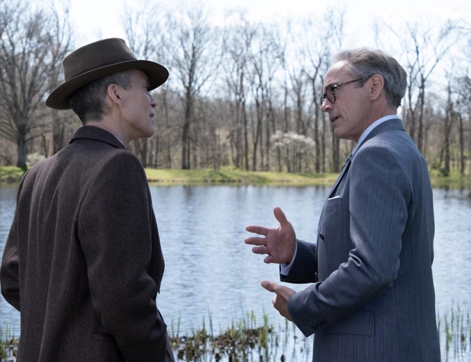 Robert Downey Jr. (phải) và Cillian Murphy trong Oppenheimer - bộ phim đại thắng 7 giải Oscar, cả hai diễn viên trong ảnh đều thắng giải. Ảnh: Oppenheimer