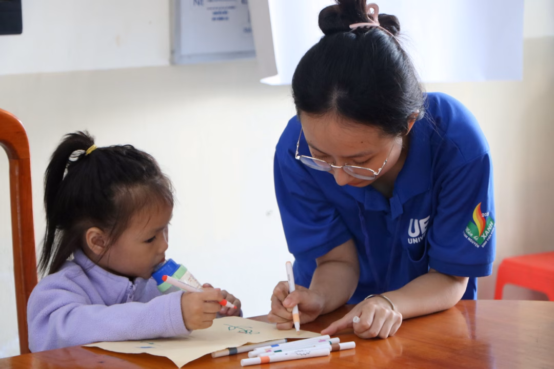 Sinh viên tình nguyện Đại học Kinh tế TP. HCM dạy học cho trẻ em tại xã cái Nhum, tỉnh Vĩnh Long.