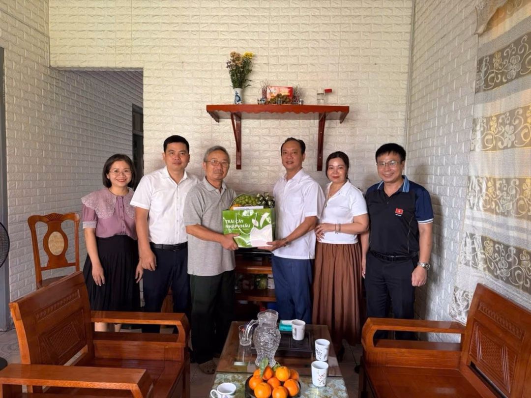 TAND khu vực 1- Quảng Ninh tri ân và tiếp nối truyền thống anh hùng Chánh án TAND khu vực 1 Vũ Công Mười trao quà cho gia đình cán bộ là con thương binh
