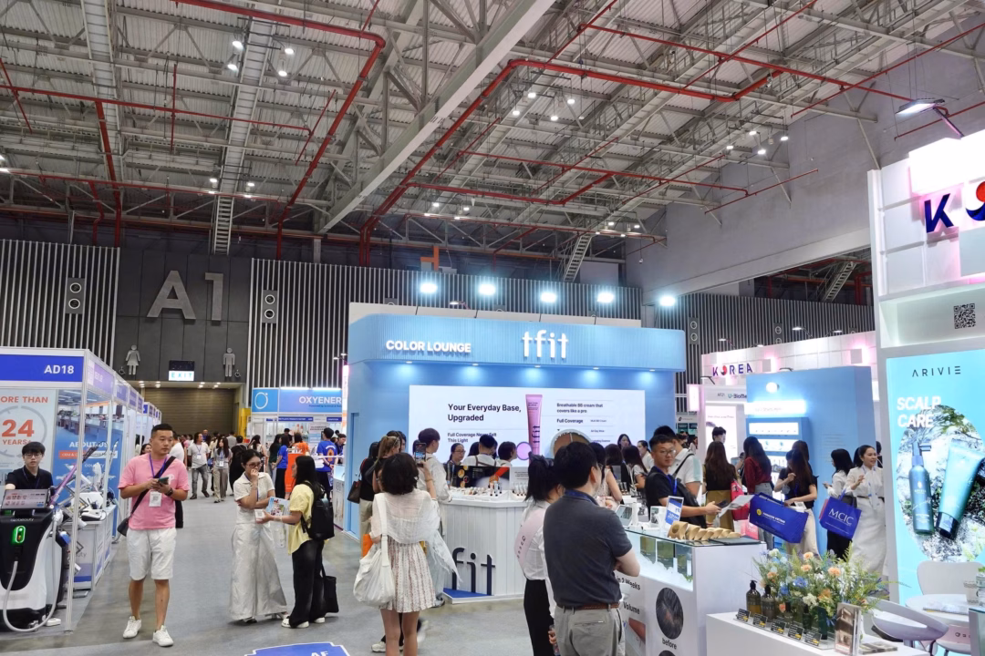 TFIT ra mắt kem che khuyết điểm cá nhân hóa sắc độ tại Vietbeauty 2025 Đông đảo các nhãn hàng trong ngành làm đẹp có mặt tại sự kiện.
